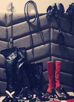 Queen (Lady Mistress ) - dominatrix in Al Manama Photo 9 of 10