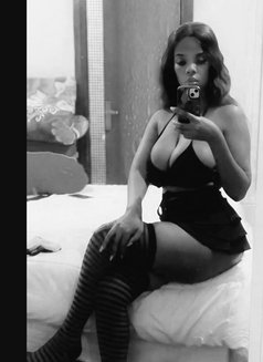 Queen GFE - puta in Pune Photo 4 of 6