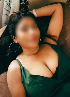 Queen rani Real meet& Camshow - escort in Mumbai Photo 1 of 5