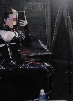 Queen@riri - dominatrix in Potsdam Photo 1 of 4