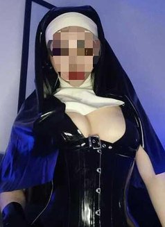 Queen@riri - dominatrix in Potsdam Photo 3 of 4