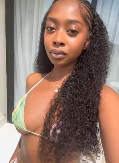 Queen - escort in Abu Dhabi Photo 1 of 1