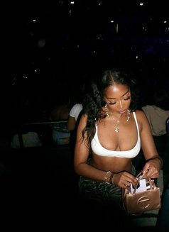 Queen - puta in Abu Dhabi Photo 3 of 3