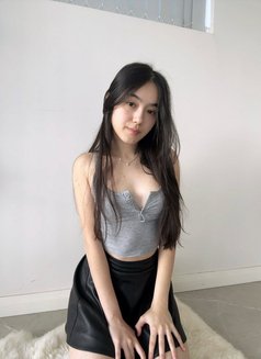 Queen Shan - escort in Manila Photo 2 of 5
