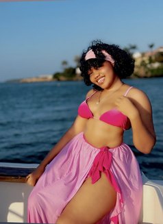 Queen - escort in Nairobi Photo 2 of 7