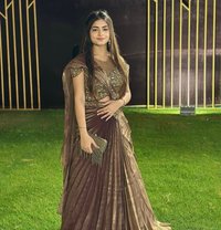 Queens - puta in Surat