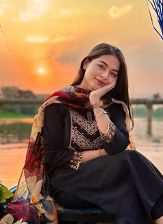 Queens - escort in Surat Photo 3 of 14