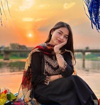 Queens - puta in Surat