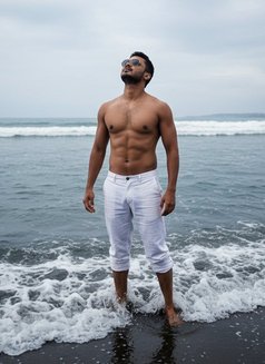 Raaj Chakraborty - Acompañantes masculino in Kolkata Photo 6 of 7