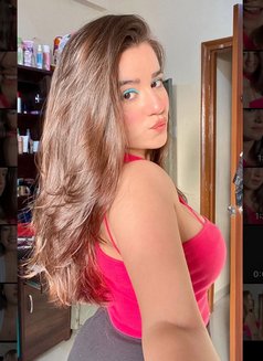 Radhika - puta in Dubai Photo 2 of 4