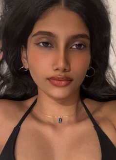 Radhika - puta in Mumbai Photo 2 of 6
