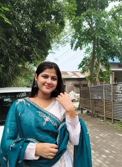 Ragini - puta in Bangalore Photo 3 of 3