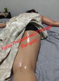 Rahul Professional Massage Therapist - Masajista in Kolkata Photo 3 of 13