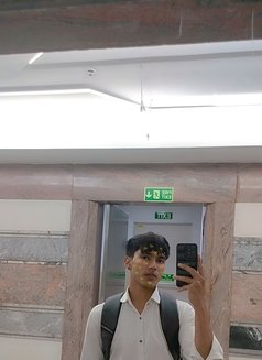 Řähūľ Ŕãjpùť - Male escort in New Delhi Photo 4 of 14
