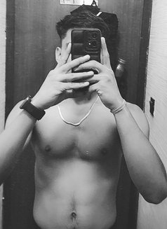Řähūľ Ŕãjpùť - Male escort in New Delhi Photo 5 of 14