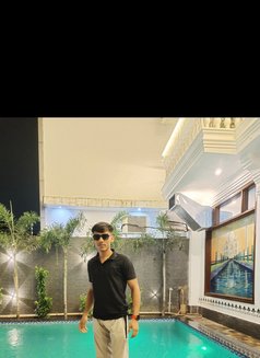 Řähūľ Ŕãjpùť - Male escort in New Delhi Photo 9 of 14