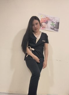 Rainie New in Muscat professional massag - puta in Muscat Photo 1 of 13