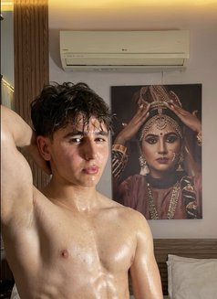 Raisy - Acompañantes masculino in Dubai Photo 14 of 14