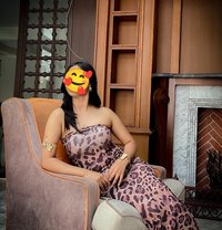 Rajni Shrestha - puta in Kathmandu