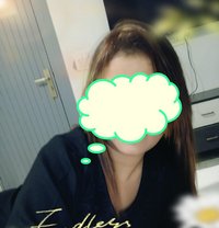 Rakhi - puta in New Delhi Photo 1 of 3