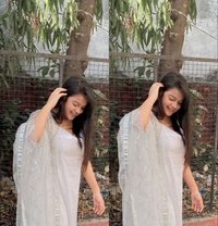 Rashi Sharma - puta in Pune