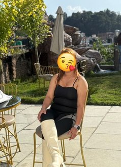 Rasmi Grg - puta in Kathmandu Photo 1 of 4