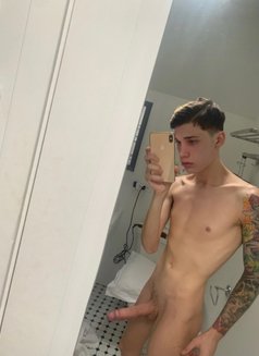 Kevin 9inches and big ass twink - Male escort in Dubai Photo 3 of 11
