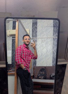 Aadii - Acompañantes masculino in New Delhi Photo 1 of 2