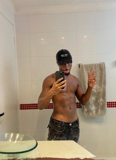 Raymond - Male escort in Al Manama Photo 9 of 10