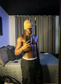 Raymond - Acompañantes masculino in Riyadh Photo 7 of 9