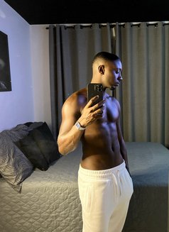 Raymond - Acompañantes masculino in Riyadh Photo 8 of 9