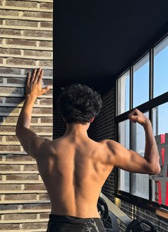 Rayn Guy - Male escort in Abu Dhabi Photo 2 of 5