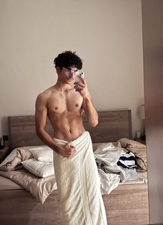 Rayn Guy - Male escort in Abu Dhabi Photo 4 of 5