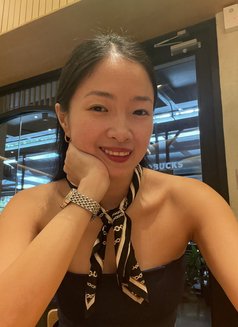 Rea - escort in Singapore Photo 3 of 6