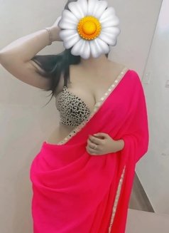 Real Indian Bhabhi - puta in Abu Dhabi Photo 1 of 5