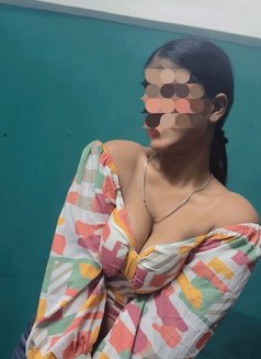 real meet and cam - escort in Mumbai Photo 5 of 6