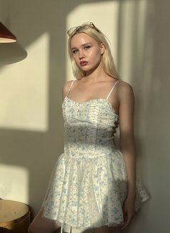 Rebecca - escort in Dubai Photo 5 of 6