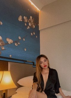 Rebecca - puta in Jakarta Photo 3 of 6