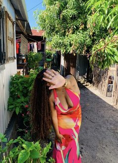 Red - escort in Lomé Photo 2 of 3