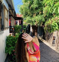 Red - escort in Lomé