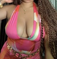 Red - escort in Lomé