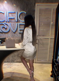 Reem - puta in Dubai Photo 1 of 16