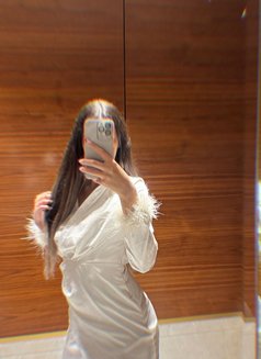 Reem - puta in Dubai Photo 4 of 16