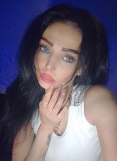 Reem - puta in Beirut Photo 6 of 7