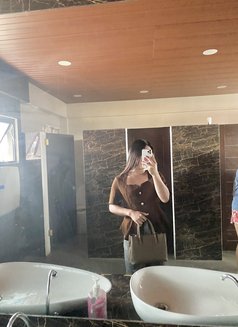 Reignxxx - Transsexual escort in Manila Photo 17 of 18