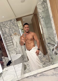 Relaxing with Sam in Dubai - Acompañantes masculino in Dubai Photo 1 of 10