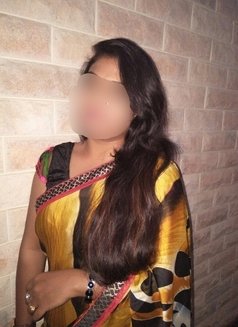 Rena Gupta Owc South Indian - puta in Abu Dhabi Photo 4 of 5