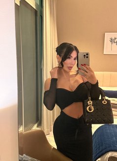 Renata kova - puta in Dubai Photo 3 of 6