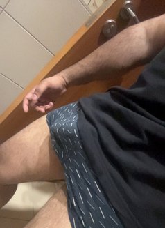 Rev - Acompañantes masculino in Dubai Photo 10 of 10