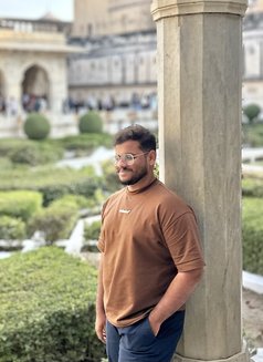 Rezvin - Male escort in Al Ain Photo 2 of 3